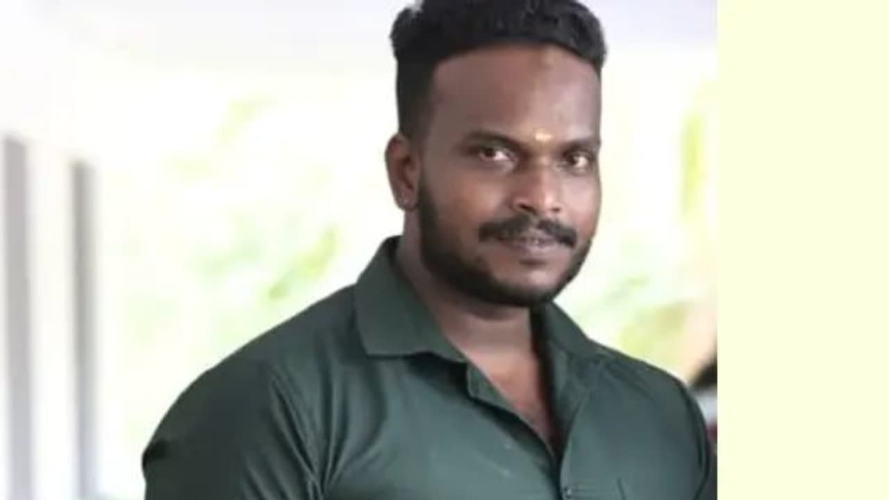 താനൂരിൽ പൊലീസ് പട്രോളിങ്ങിനിടെ ഒരാൾ, വലിച്ച് കീറുന്നത് സിപിഎം കൊടി തോരണങ്ങൾ; പിടിയിലായത് ആർഎസ്എസ് പ്രവർത്തകൻ താനൂരിൽ പൊലീസ് പട്രോളിങ്ങിനിടെ ഒരാൾ, വലിച്ച് കീറുന്നത് സിപിഎം കൊടി തോരണങ്ങൾ; പിടിയിലായത് ആർഎസ്എസ് പ്രവർത്തകൻ