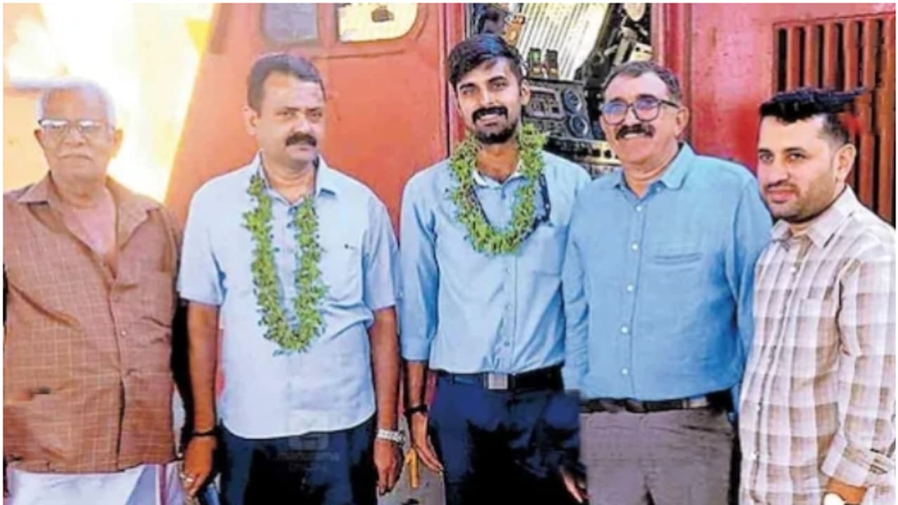 സ്വപ്നം പൂവണിഞ്ഞു, ഇനി കാത്തിരിപ്പ് കൂടുതൽ വണ്ടികൾക്ക്; നിലമ്പൂര്‍ ഷൊര്‍ണൂര്‍ പാതയില്‍ വൈദ്യുതി ട്രെയിനെത്തി