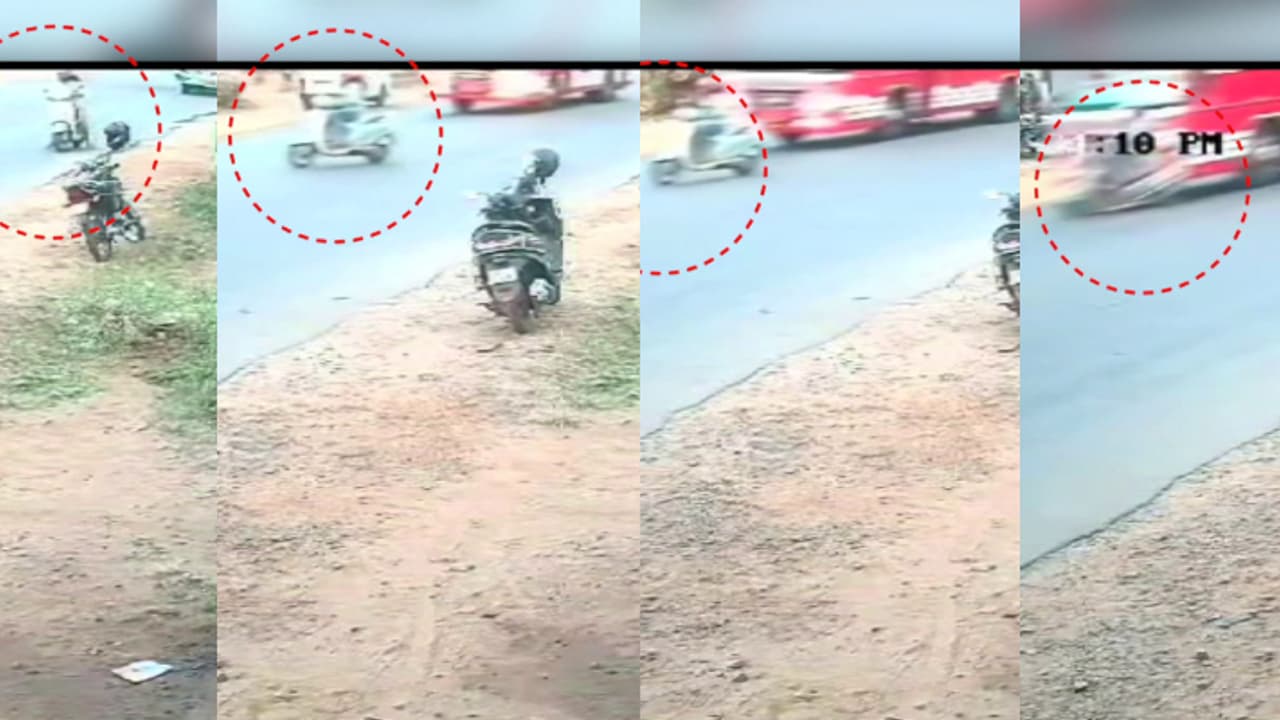 സ്കൂട്ടറിൽ റോഡ് മുറിച്ച് കടക്കുന്നതിനിടെ പിന്നിൽ നിന്നും സ്വകാര്യ ബസ് ഇടിച്ചു; യുവതിക്ക് ഗുരുതര പരിക്ക് സ്കൂട്ടറിൽ റോഡ് മുറിച്ച് കടക്കുന്നതിനിടെ പിന്നിൽ നിന്നും സ്വകാര്യ ബസ് ഇടിച്ചു; യുവതിക്ക് ഗുരുതര പരിക്ക്