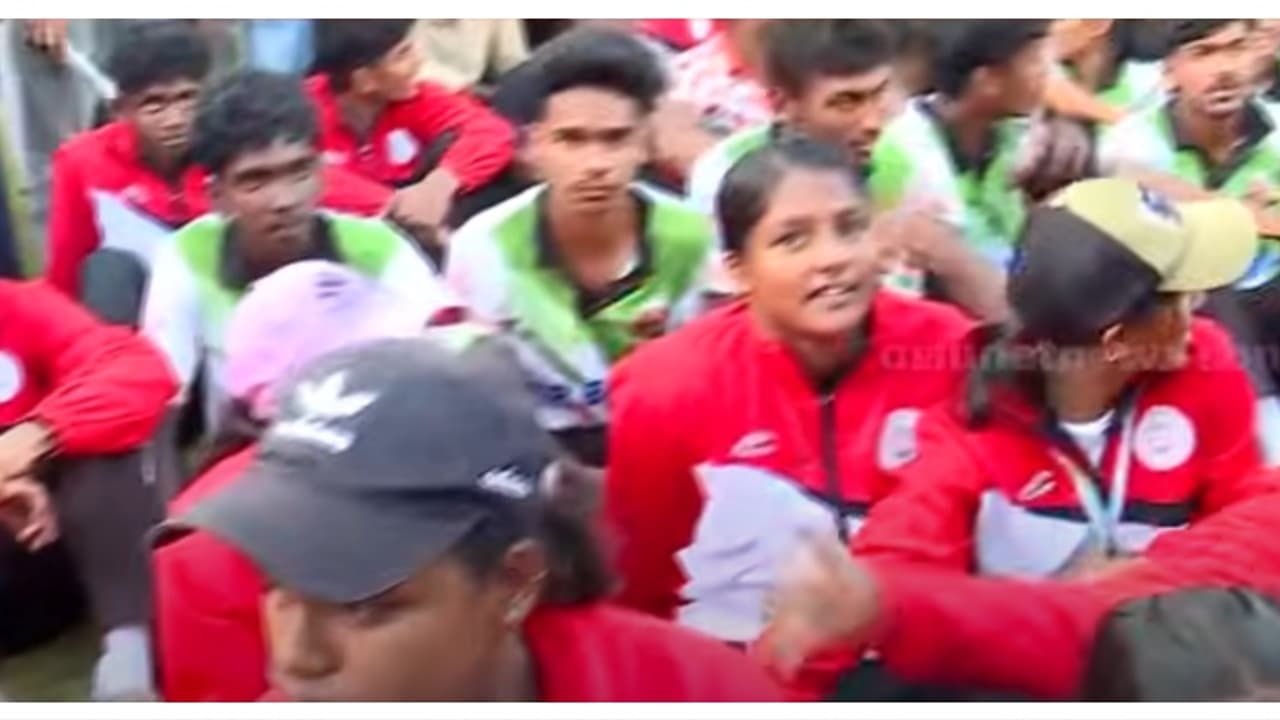 കായികമേളയിൽ പ്രതിഷേധിച്ച സ്കൂളുകൾക്ക് വിലക്കേർപ്പെടുത്തിയ സംഭവം; സർക്കാർ തീരുമാനത്തിനെതിരെ പ്രതിഷേധം ശക്തം കായികമേളയിൽ പ്രതിഷേധിച്ച സ്കൂളുകൾക്ക് വിലക്കേർപ്പെടുത്തിയ സംഭവം; സർക്കാർ തീരുമാനത്തിനെതിരെ പ്രതിഷേധം ശക്തം