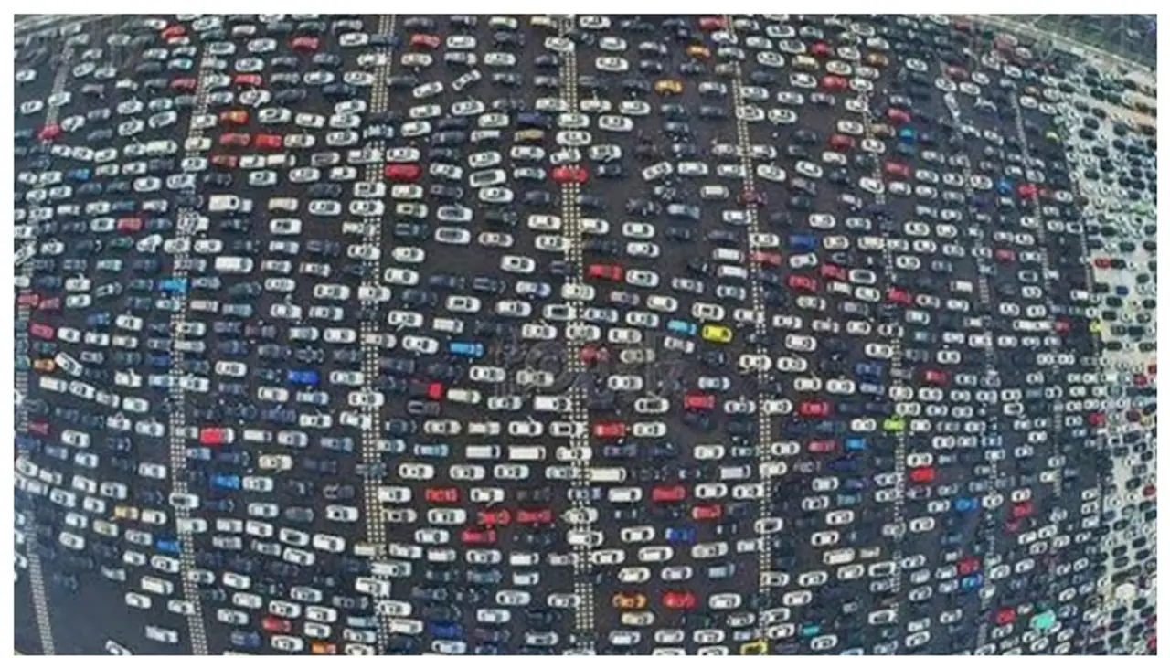 പെട്ടുപോയത് ഒന്നും രണ്ടുമല്ല 12 ദിവസം; ലോകത്തിലെ ഏറ്റവും ദൈർഘ്യമേറിയ ഗതാഗതക്കുരുക്കില് നിശ്ചലമായി ബീജിംഗ് പെട്ടുപോയത് ഒന്നും രണ്ടുമല്ല 12 ദിവസം; ലോകത്തിലെ ഏറ്റവും ദൈർഘ്യമേറിയ ഗതാഗതക്കുരുക്കില് നിശ്ചലമായി ബീജിംഗ്