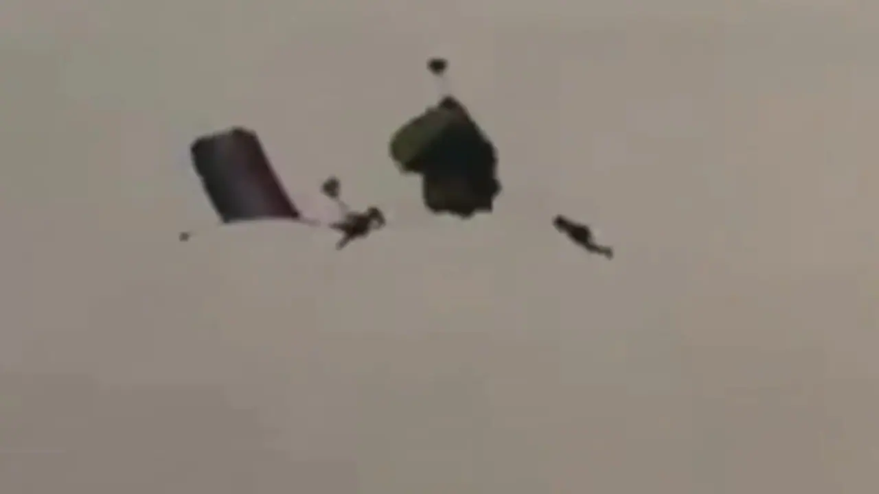Indian Navy Officers narrowly escape after parachutes entangle during rehearsal (WATCH) Indian Navy Officers narrowly escape after parachutes entangle during rehearsal (WATCH)