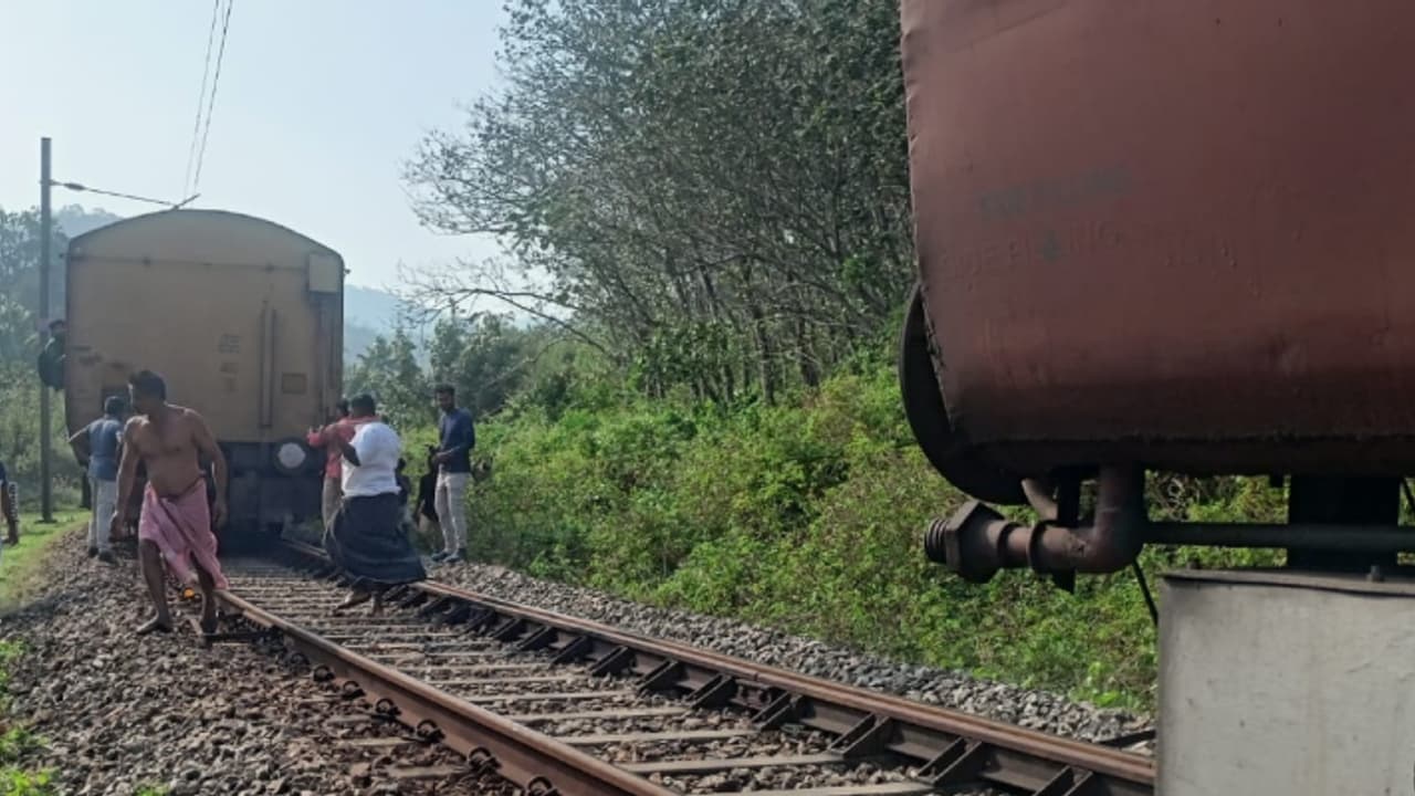 ഗുരുവായൂരിൽ നിന്ന് മധുരയിലേക്ക് പോയ ട്രെയിനിൻ്റെ ബോഗികൾ വേർപെട്ടു; സംഭവം ആര്യങ്കാവ് സ്റ്റേഷന് സമീപം, അപായമില്ല