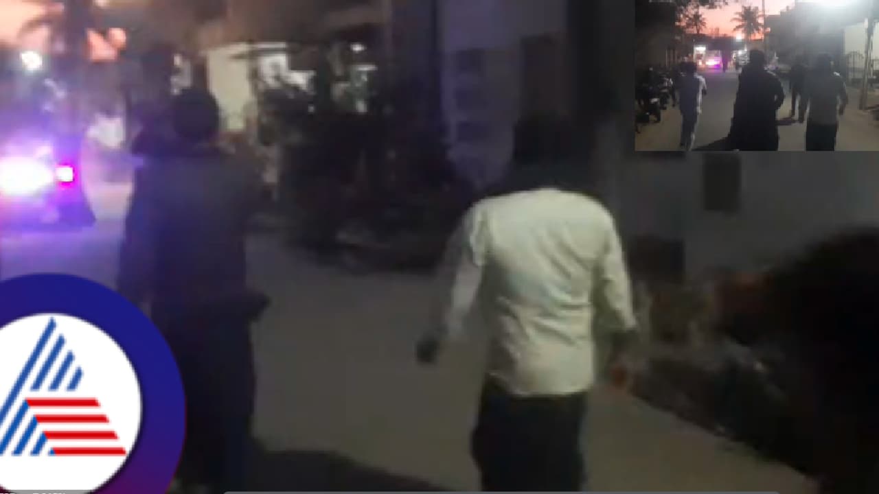 ದರ್ಗಾ ಲೈಟ್ ವಿವಾದ: ಚಿಕ್ಕಮಗಳೂರಲ್ಲಿ ಹಿಂದೂ ಕಾರ್ಯಕರ್ತರ ಪ್ರತಿಭಟನೆ, ಕೆಲಕಾಲ ಬಿಗುವಿನ ವಾತಾವರಣ! ದರ್ಗಾ ಲೈಟ್ ವಿವಾದ: ಚಿಕ್ಕಮಗಳೂರಲ್ಲಿ ಹಿಂದೂ ಕಾರ್ಯಕರ್ತರ ಪ್ರತಿಭಟನೆ, ಕೆಲಕಾಲ ಬಿಗುವಿನ ವಾತಾವರಣ!