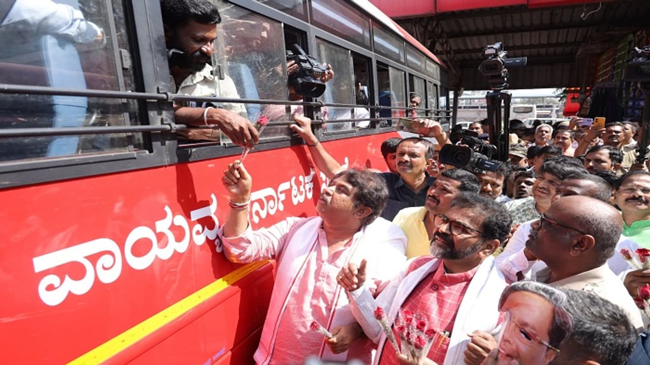 ಬಸ್ ಪ್ರಯಾಣ ದರ ಏರಿಕೆ ವಿರುದ್ಧ ಬಿಜೆಪಿ ಗಾಂಧಿಗಿರಿ