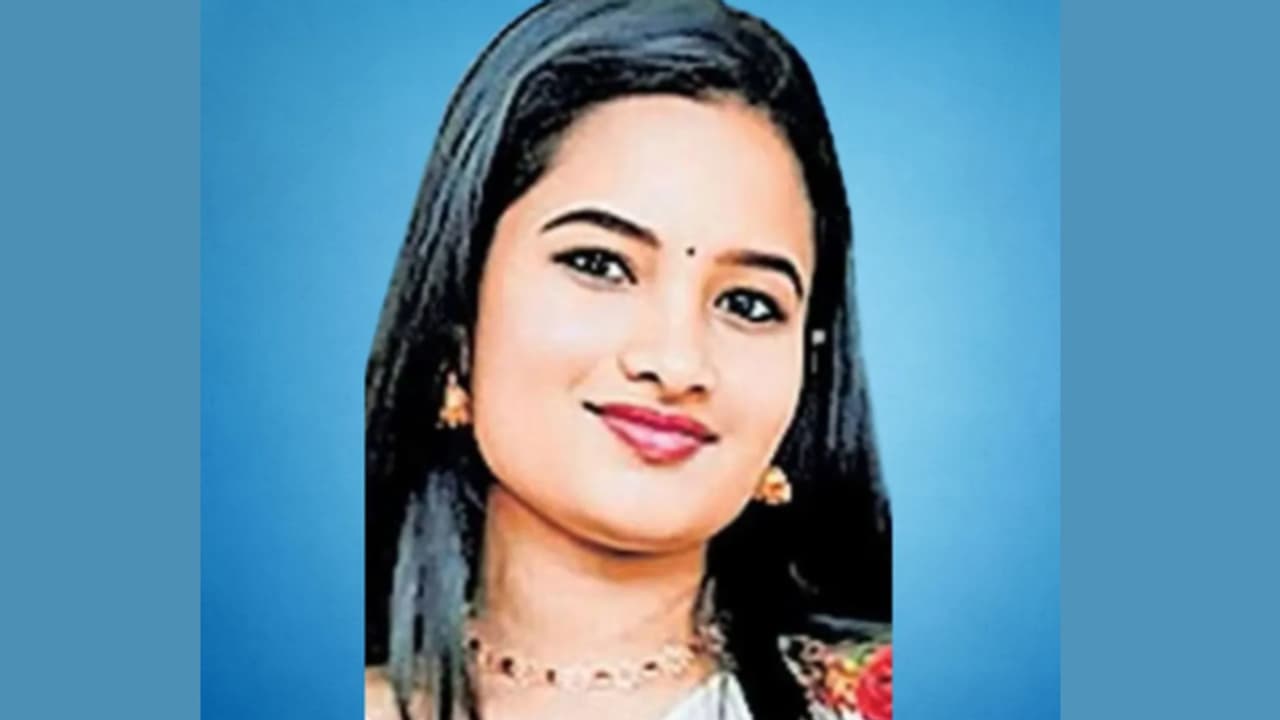 'ഇനി വാണി തിരിച്ചു വരില്ല'; റോഡ് ക്രോസ് ചെയ്യുന്നതിനിടെ കാറിടിച്ചു, 15 മാസം ബോധമില്ലാതെ, ഒടുവിൽ ദാരുണാന്ത്യം 'ഇനി വാണി തിരിച്ചു വരില്ല'; റോഡ് ക്രോസ് ചെയ്യുന്നതിനിടെ കാറിടിച്ചു, 15 മാസം ബോധമില്ലാതെ, ഒടുവിൽ ദാരുണാന്ത്യം