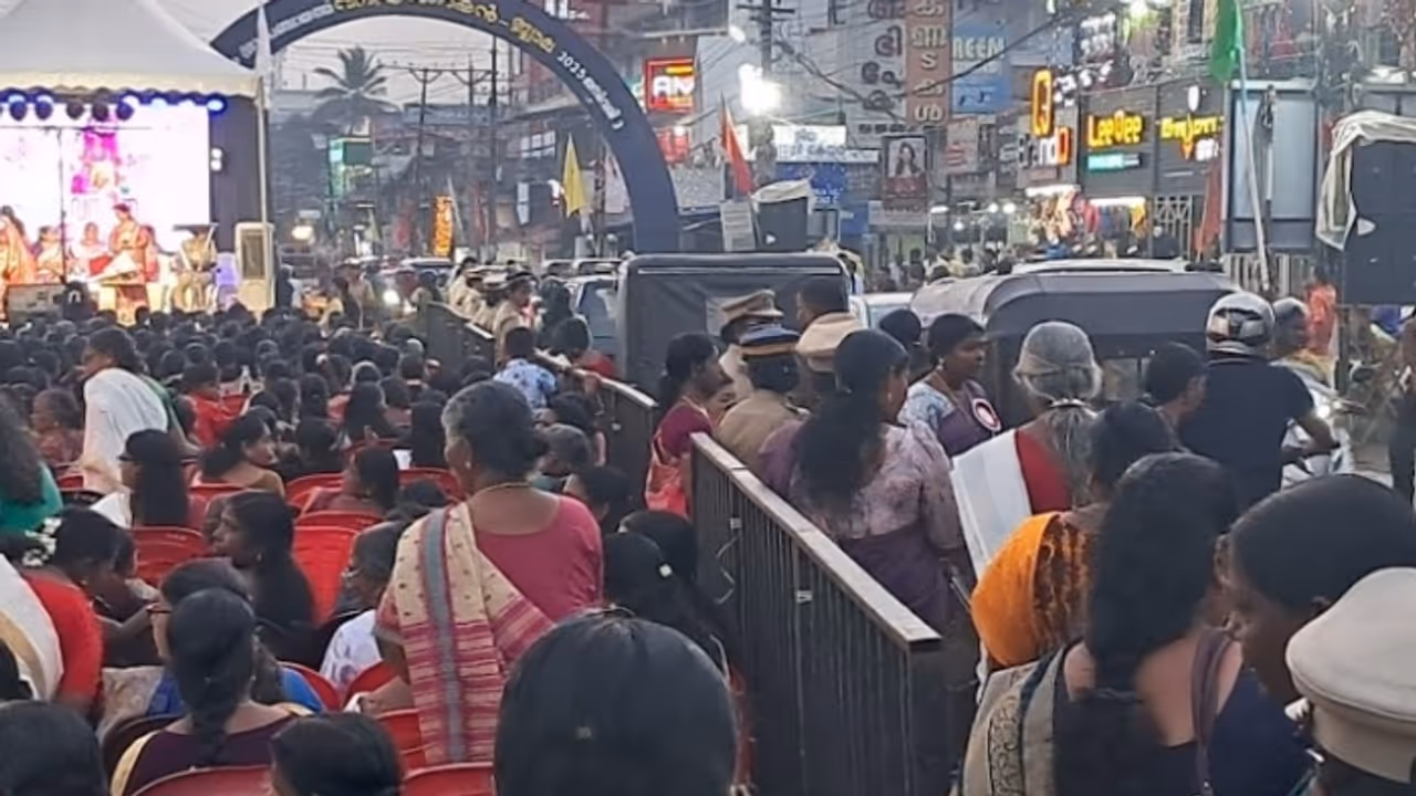 റോഡിന്റെ പകുതിയോളം സ്റ്റേജ്, നടപ്പാത വരെ കസേര, യാത്രക്കാരെ വെട്ടിലാക്കി 'വനിതാ ജം​ഗ്ഷൻ'; കേസെടുക്കാതെ പൊലീസ്