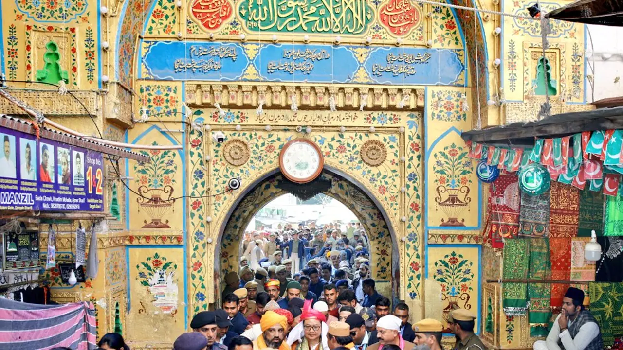 'Timeless gesture of peace': Kiren Rijiju offers 'chadar' at Ajmer Sharif Dargah on PM Modi's behalf (WATCH) 'Timeless gesture of peace': Kiren Rijiju offers 'chadar' at Ajmer Sharif Dargah on PM Modi's behalf (WATCH)