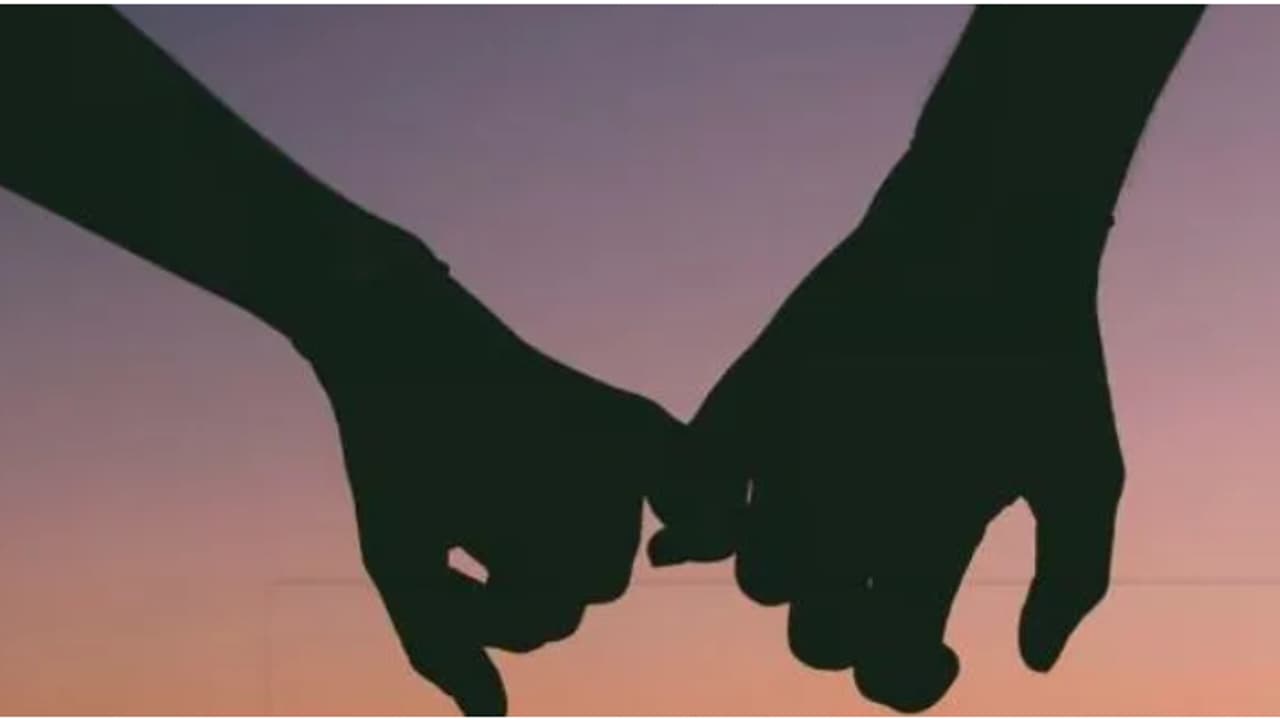 ഇൻസ്റ്റഗ്രാമിലൂടെ പരിചയം, ഉപയോഗിച്ചത് അമ്മയുടെ ഫോൺ, 10 വയസുകാരി 16കാരന്റെ കൂടെ ഒളിച്ചോടി; സംഭവം ഗുജറാത്തിൽ ഇൻസ്റ്റഗ്രാമിലൂടെ പരിചയം, ഉപയോഗിച്ചത് അമ്മയുടെ ഫോൺ, 10 വയസുകാരി 16കാരന്റെ കൂടെ ഒളിച്ചോടി; സംഭവം ഗുജറാത്തിൽ