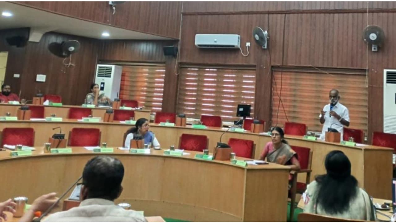 അസാധാരണ നടപടി, തൃശൂർ കോർപ്പറേഷൻ കൗൺസിൽ യോഗത്തിൽ നിന്ന് 18 ഭരണപക്ഷ അംഗങ്ങൾ വിട്ടുനിന്നു അസാധാരണ നടപടി, തൃശൂർ കോർപ്പറേഷൻ കൗൺസിൽ യോഗത്തിൽ നിന്ന് 18 ഭരണപക്ഷ അംഗങ്ങൾ വിട്ടുനിന്നു