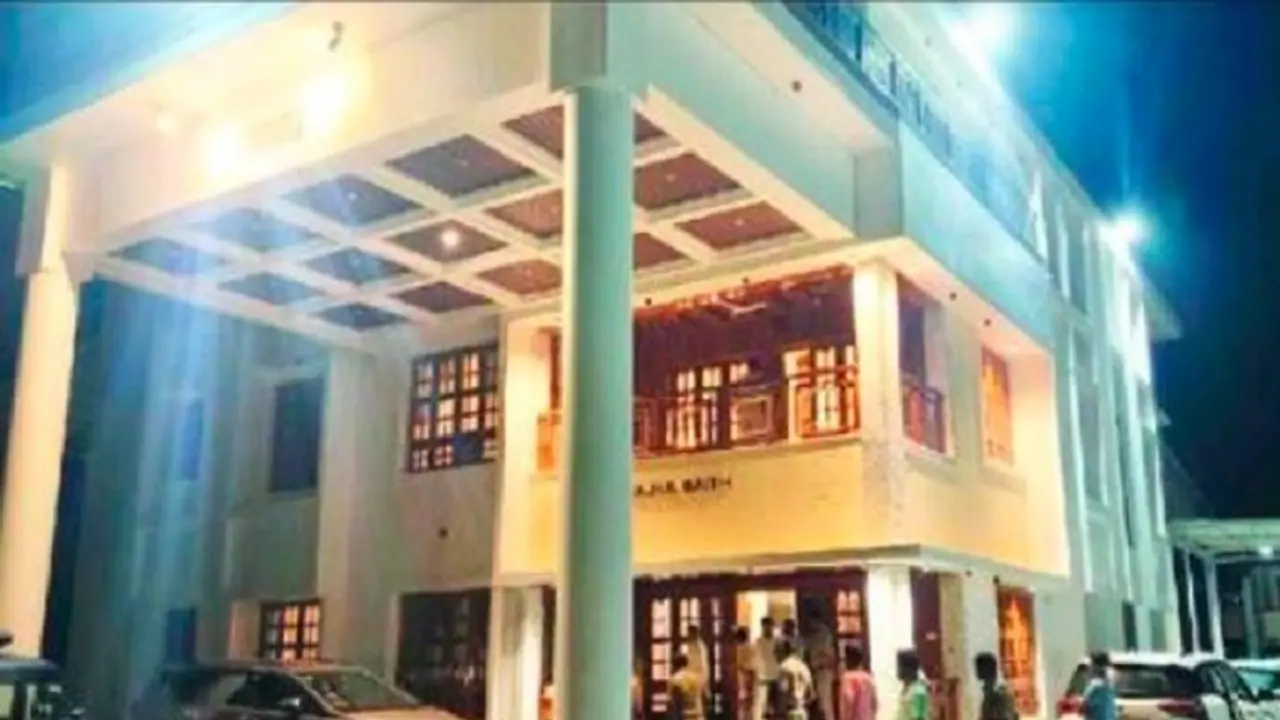 ಸ್ಪೆಷಲ್ 26 ಸಿನೆಮಾ ರೀತಿ ಕೃತ್ಯ: ಬೀಡಿ ಉದ್ಯಮಿಗೆ ನಕಲಿ ಇ.ಡಿ. ಶಾಕ್, 30 ಲಕ್ಷ ಲೂಟಿ! ಸ್ಪೆಷಲ್ 26 ಸಿನೆಮಾ ರೀತಿ ಕೃತ್ಯ: ಬೀಡಿ ಉದ್ಯಮಿಗೆ ನಕಲಿ ಇ.ಡಿ. ಶಾಕ್, 30 ಲಕ್ಷ ಲೂಟಿ!