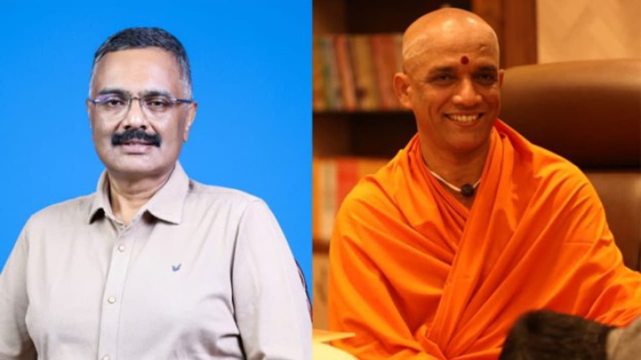 Karnataka's Development Journalism award for Girish Linganna, Nirmalanandanatha Mahaswamiji congratulates him