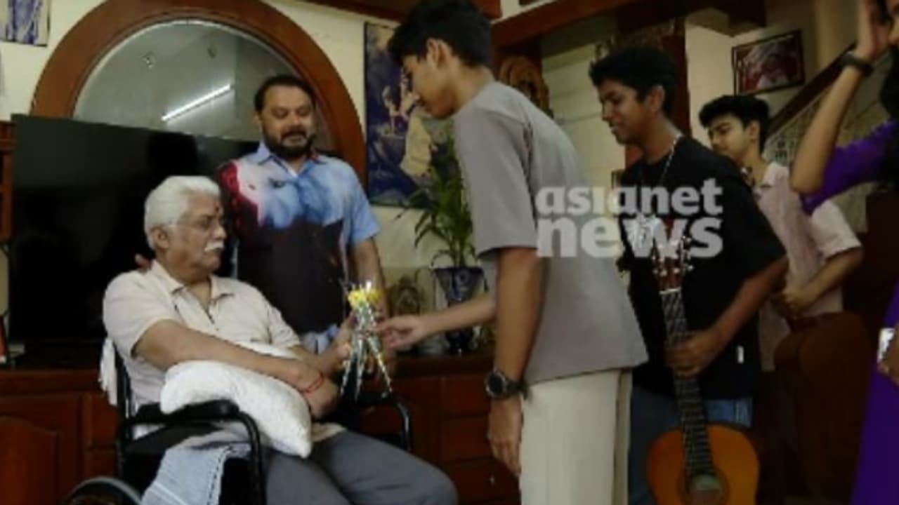 ചിരിയുടെ രാജകുമാരനിന്ന് പിറന്നാൾ; കലോത്സവവേദിയിൽ നിന്ന് കൗമാര കലാകാരൻമാരെത്തി, പൂച്ചെണ്ടുകളുമായി