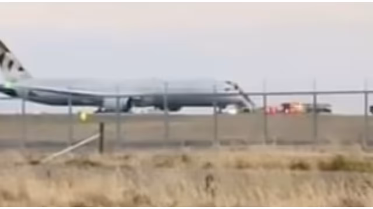 ലാൻഡിംഗ് ഗിയറിൽ തീ, 2 ടയറുകൾ പൊട്ടിത്തെറിച്ചു; 300ഓളം പേരുമായി ടേക്ക്ഓഫിന് മുമ്പ് വിമാനത്തിൽ നാടകീയ നിമിഷങ്ങൾ ലാൻഡിംഗ് ഗിയറിൽ തീ, 2 ടയറുകൾ പൊട്ടിത്തെറിച്ചു; 300ഓളം പേരുമായി ടേക്ക്ഓഫിന് മുമ്പ് വിമാനത്തിൽ നാടകീയ നിമിഷങ്ങൾ