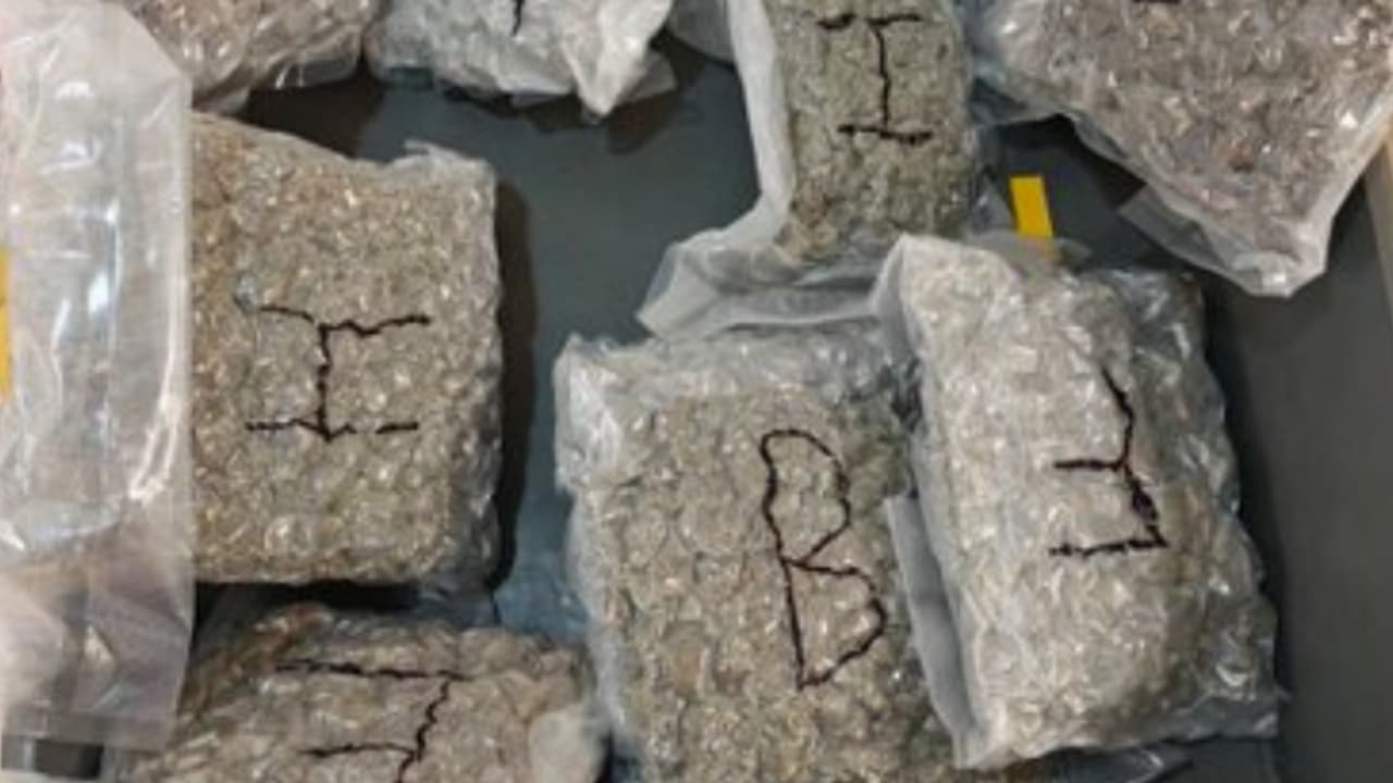 ബാങ്കോക്കിൽ നിന്ന് മുംബൈ വഴി കേരളത്തിലേക്ക് 4 കോടിയുടെ കഞ്ചാവ്, കമ്മീഷൻ മോഹിച്ച് ചെയ്തതെന്ന് കോഴിക്കോട്ടുകാരൻ ബാങ്കോക്കിൽ നിന്ന് മുംബൈ വഴി കേരളത്തിലേക്ക് 4 കോടിയുടെ കഞ്ചാവ്, കമ്മീഷൻ മോഹിച്ച് ചെയ്തതെന്ന് കോഴിക്കോട്ടുകാരൻ