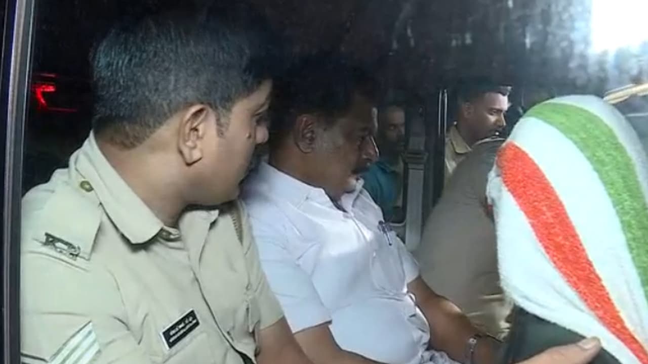 അറസ്റ്റ് ചെയ്ത് ജയിലിൽ അടച്ചത് വനനിയമ ഭേദഗതിക്കെതിരെ നടത്തിയ ജനകീയ യാത്രയുടെ ഭാഗമായാണെന്ന് അൻവര് അറസ്റ്റ് ചെയ്ത് ജയിലിൽ അടച്ചത് വനനിയമ ഭേദഗതിക്കെതിരെ നടത്തിയ ജനകീയ യാത്രയുടെ ഭാഗമായാണെന്ന് അൻവര്