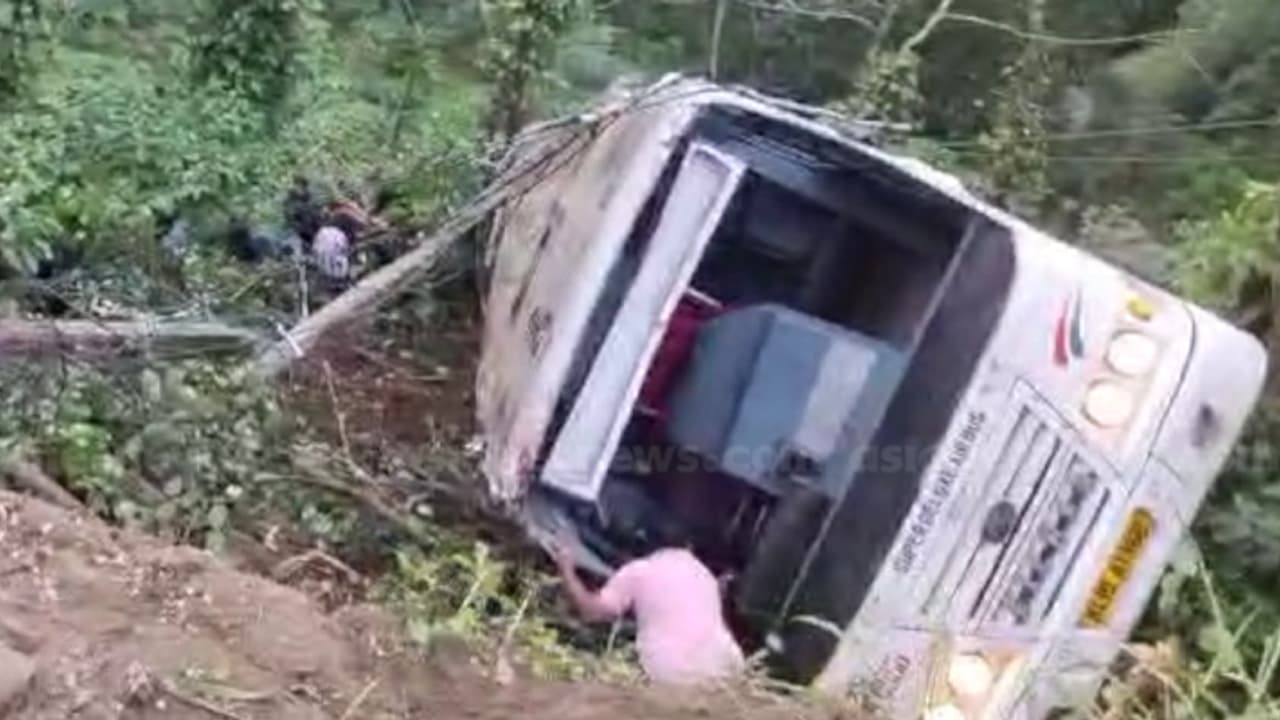 പുല്ലുപാറ ബസപകടം: വിനോദയാത്രാ സംഘത്തിലെ മൂന്ന് പേർ മരിച്ചു, ബസിലുണ്ടായിരുന്നത് 37 പേർ; പരുക്കേറ്റവർ ചികിത്സയിൽ