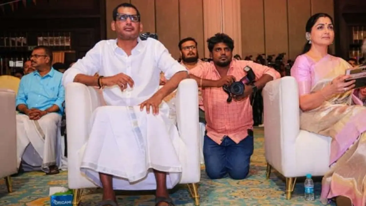 ನಟ ವಿಶಾಲ್ ಆರೋಗ್ಯ ವದಂತಿಗಳಿಗೆ ತೆರೆ ಎಳೆದ ಮ್ಯಾನೇಜರ್; ವೈದ್ಯರ ಟಿಪ್ಪಣಿ ಬಿಡುಗಡೆ! ನಟ ವಿಶಾಲ್ ಆರೋಗ್ಯ ವದಂತಿಗಳಿಗೆ ತೆರೆ ಎಳೆದ ಮ್ಯಾನೇಜರ್; ವೈದ್ಯರ ಟಿಪ್ಪಣಿ ಬಿಡುಗಡೆ!