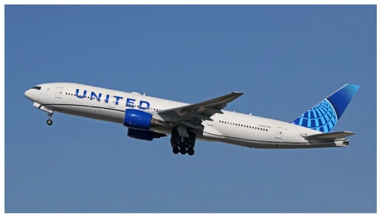 'സ്വപ്ന'മാണെന്ന് കരുതി വിമാനത്തില് വച്ച് സഹയാത്രക്കാരന്റെ മേല് മൂത്രമൊഴിച്ചു; സംഭവം യുഎസില് 'സ്വപ്ന'മാണെന്ന് കരുതി വിമാനത്തില് വച്ച് സഹയാത്രക്കാരന്റെ മേല് മൂത്രമൊഴിച്ചു; സംഭവം യുഎസില്