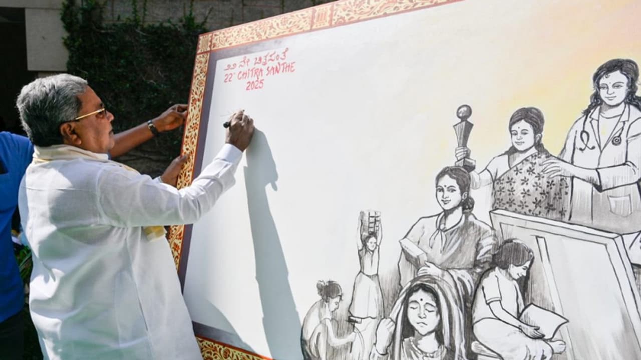 ಚಿತ್ರ ಕಲಾವಿದರನ್ನು ಬೆಂಬಲಿಸಿ: ಚಿತ್ರ ಸಂತೆಯಲ್ಲಿ ಸಿಎಂ ಸಿದ್ದರಾಮಯ್ಯ ಕರೆ ಚಿತ್ರ ಕಲಾವಿದರನ್ನು ಬೆಂಬಲಿಸಿ: ಚಿತ್ರ ಸಂತೆಯಲ್ಲಿ ಸಿಎಂ ಸಿದ್ದರಾಮಯ್ಯ ಕರೆ