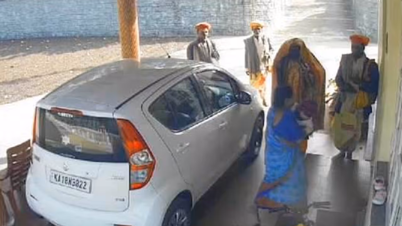 ಮೈಲಾರಲಿಂಗ ಸ್ವಾಮಿ ಒಕ್ಕಲಿನ ವೇಷ ಧರಿಸಿ ಮನೆಗೆ ನುಗ್ಗುತ್ತಿರೋ ನಾಲ್ವರು: ಮಲೆನಾಡಿಗರಲ್ಲಿ ಆತಂಕ! ಮೈಲಾರಲಿಂಗ ಸ್ವಾಮಿ ಒಕ್ಕಲಿನ ವೇಷ ಧರಿಸಿ ಮನೆಗೆ ನುಗ್ಗುತ್ತಿರೋ ನಾಲ್ವರು: ಮಲೆನಾಡಿಗರಲ್ಲಿ ಆತಂಕ!