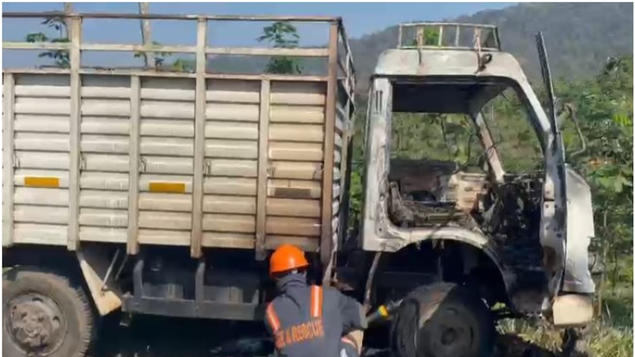 ഓടിക്കൊണ്ടിരുന്ന മിനി ട്രക്ക് കത്തി നശിച്ചു; തീ പടർന്നത് പ്ലാസ്റ്റിക് മാലിന്യം എടുക്കാൻ പോകുമ്പോള്‍