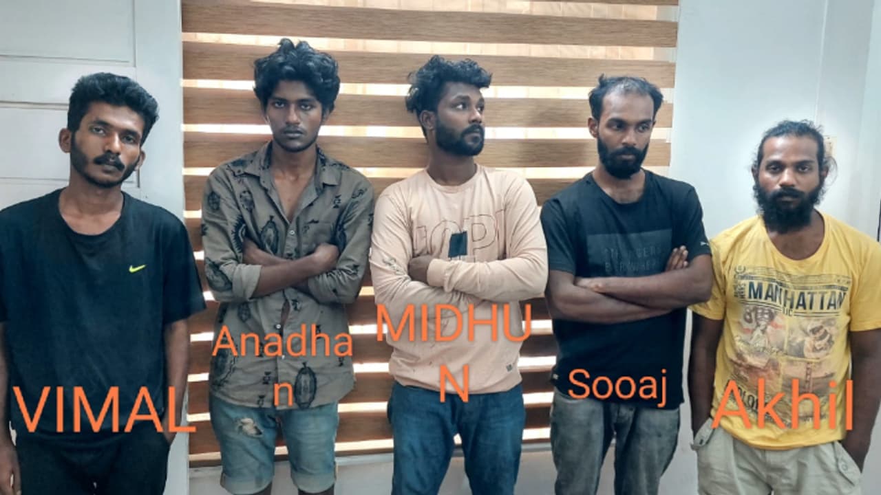 ബാറിൽ വിളിച്ചുവരുത്തി മദ്യം നൽകി, ശേഷം ഭീഷണിപ്പെടുത്തി കവർച്ച; നിരോധിത ഗുളികകളുമായി അഞ്ചംഗസംഘം അറസ്റ്റിൽ 