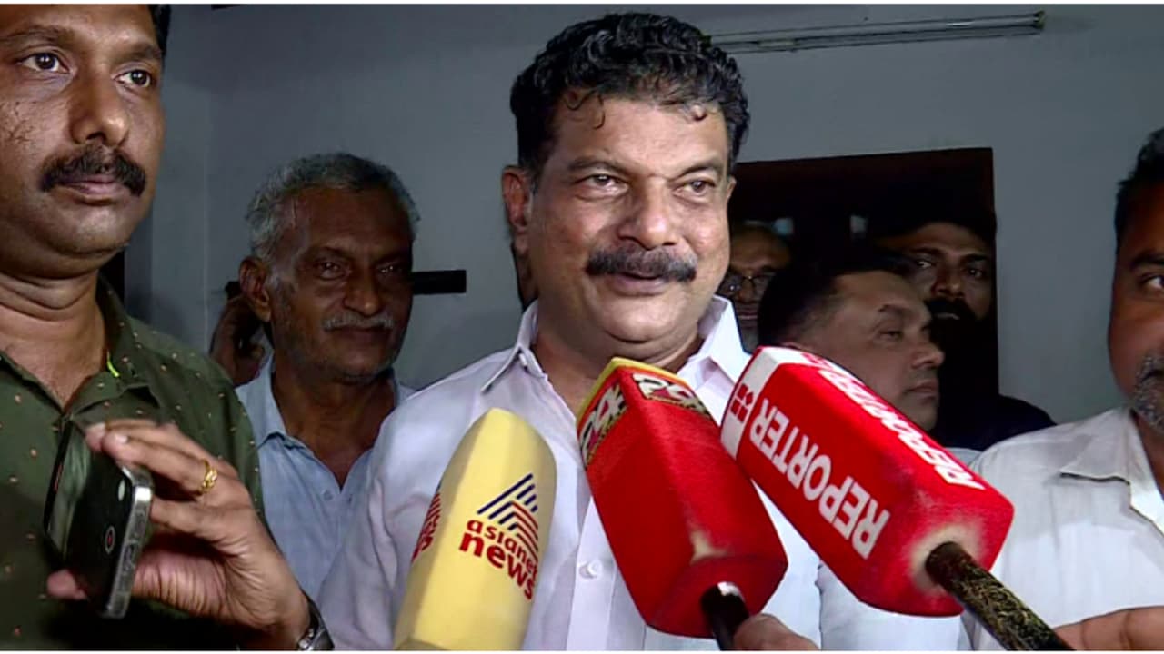 ഹാപ്പിയാണ്, ആരോഗ്യ പ്രശ്നങ്ങളില്ലെന്നും അൻവർ; എംഎൽഎയെ ജയിലിലെത്തി സന്ദർശിച്ച് ബന്ധുവും പിഎയും ഹാപ്പിയാണ്, ആരോഗ്യ പ്രശ്നങ്ങളില്ലെന്നും അൻവർ; എംഎൽഎയെ ജയിലിലെത്തി സന്ദർശിച്ച് ബന്ധുവും പിഎയും