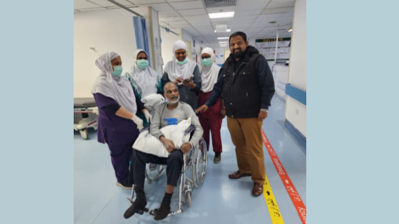 ജോലിക്ക് പോകാത്തത് കണ്ട് കതകിൽ തട്ടി, മുറിയിൽ ഒരു വശം തളർന്ന നിലയിൽ കട്ടിലിൽ; കരുതലായത് മലയാളി നഴ്സുമാർ ജോലിക്ക് പോകാത്തത് കണ്ട് കതകിൽ തട്ടി, മുറിയിൽ ഒരു വശം തളർന്ന നിലയിൽ കട്ടിലിൽ; കരുതലായത് മലയാളി നഴ്സുമാർ