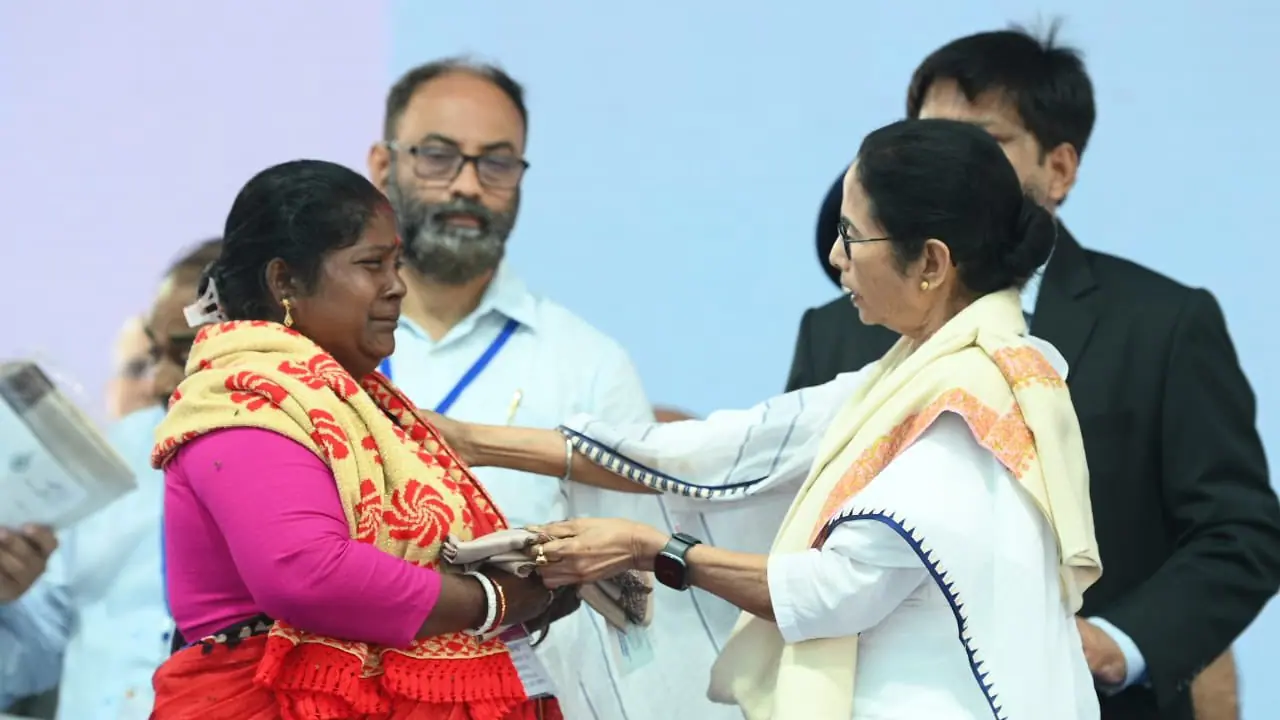 Released Indian fishermen beaten up with hands tied in Bangladesh jail, alleges Mamata Banerjee Released Indian fishermen beaten up with hands tied in Bangladesh jail, alleges Mamata Banerjee