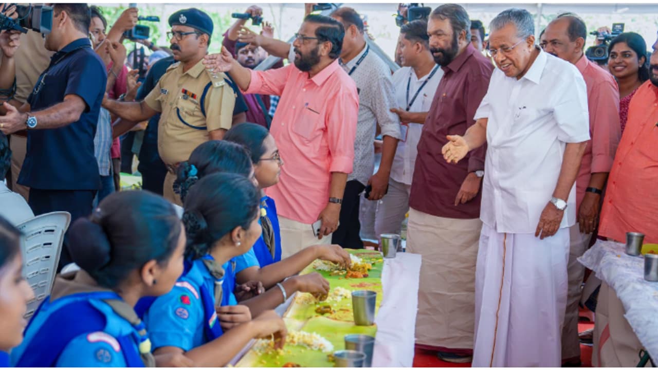 ഇന്നത്തെ സ്പെഷ്യൽ അടപ്രഥമനും മീനില്ലാത്ത മീന് കറിയും; ഉച്ചയൂണിന് അടക്കം ഭക്ഷണപന്തലിൽ എത്തിയത് 25,000 പേർ ഇന്നത്തെ സ്പെഷ്യൽ അടപ്രഥമനും മീനില്ലാത്ത മീന് കറിയും; ഉച്ചയൂണിന് അടക്കം ഭക്ഷണപന്തലിൽ എത്തിയത് 25,000 പേർ