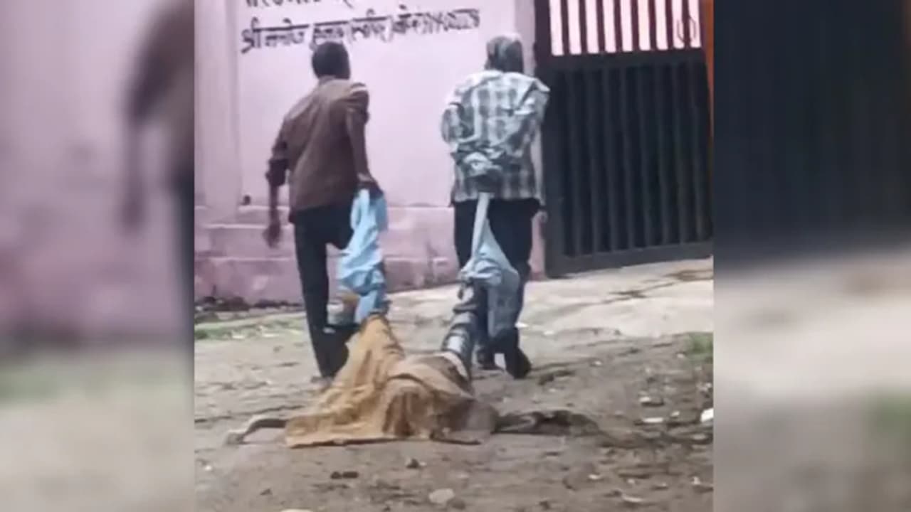 എന്തൊരു ക്രൂരത, പോസ്റ്റ്മോർട്ടത്തിനായി മൃതദേഹം കൊണ്ടുപോയത് കാലിൽപ്പിടിച്ച് വലിച്ചിഴച്ച് സംഭവം യുപിയിൽ എന്തൊരു ക്രൂരത, പോസ്റ്റ്മോർട്ടത്തിനായി മൃതദേഹം കൊണ്ടുപോയത് കാലിൽപ്പിടിച്ച് വലിച്ചിഴച്ച് സംഭവം യുപിയിൽ