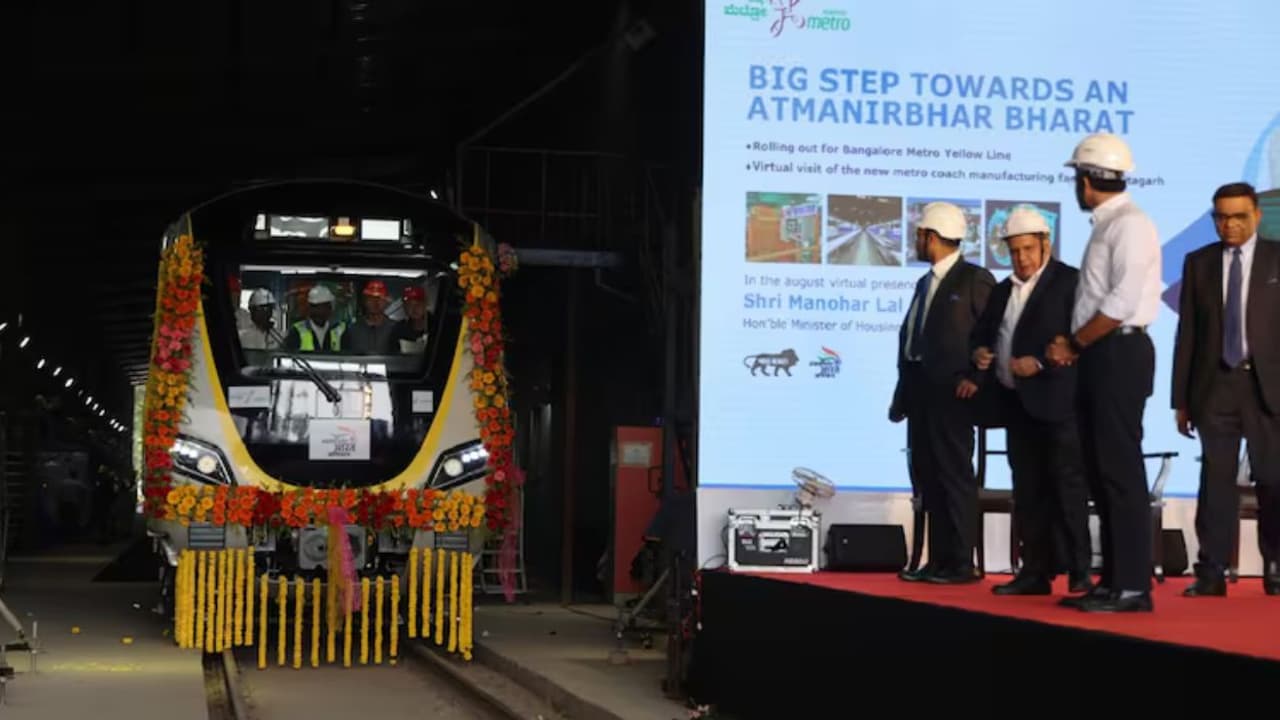 Bengaluru: ಮೆಟ್ರೋ ಪ್ರಯಾಣಿಕರಿಗೆ ಗುಡ್ನ್ಯೂಸ್, ಕೋಲ್ಕತ್ತದಿಂದ ಹೊರಟ ಯೆಲ್ಲೋ ಲೈನ್ನ ಮೊದಲ ಡ್ರೈವರ್ಲೆಸ್ ಟ್ರೇನ್ Bengaluru: ಮೆಟ್ರೋ ಪ್ರಯಾಣಿಕರಿಗೆ ಗುಡ್ನ್ಯೂಸ್, ಕೋಲ್ಕತ್ತದಿಂದ ಹೊರಟ ಯೆಲ್ಲೋ ಲೈನ್ನ ಮೊದಲ ಡ್ರೈವರ್ಲೆಸ್ ಟ್ರೇನ್