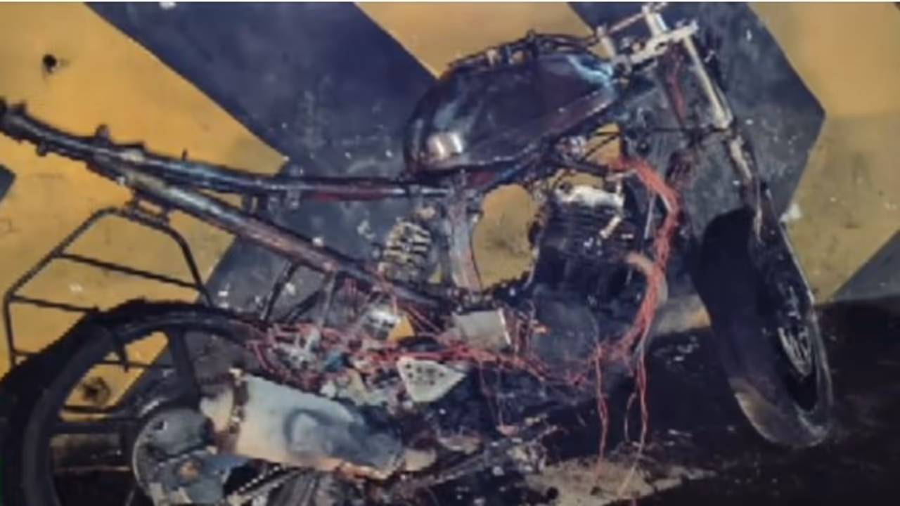 ഓടിക്കൊണ്ടിരിക്കെ ബൈക്കിന്റെ പിന്നിൽ നിന്ന് പുക; ഉടൻ ഇറങ്ങി, പിന്നാലെ ബൈക്ക് പൂർണമായും കത്തിനശിച്ചു ഓടിക്കൊണ്ടിരിക്കെ ബൈക്കിന്റെ പിന്നിൽ നിന്ന് പുക; ഉടൻ ഇറങ്ങി, പിന്നാലെ ബൈക്ക് പൂർണമായും കത്തിനശിച്ചു