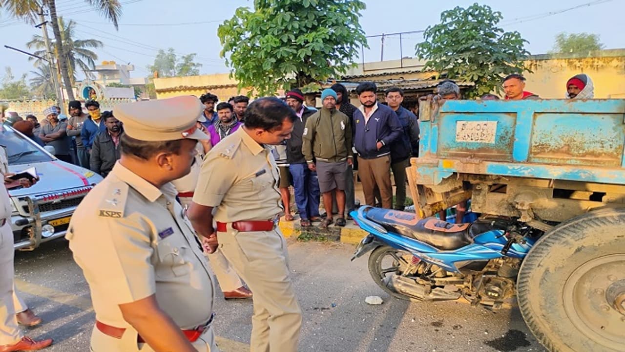 ತುಮಕೂರು: ಬೆಳ್ಳಂಬೆಳಗ್ಗೆ ಓಬಳಾಪುರ ಬಳಿ ಭೀಕರ ಅಪಘಾತ, ಸ್ಥಳದಲ್ಲೇ ಮೂವರ ದುರ್ಮರಣ ತುಮಕೂರು: ಬೆಳ್ಳಂಬೆಳಗ್ಗೆ ಓಬಳಾಪುರ ಬಳಿ ಭೀಕರ ಅಪಘಾತ, ಸ್ಥಳದಲ್ಲೇ ಮೂವರ ದುರ್ಮರಣ