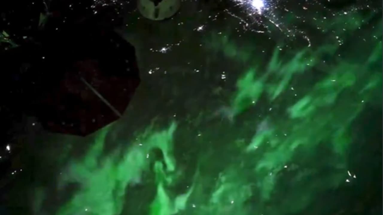 മാനത്ത് പച്ചനിറമൊഴുകുന്നു, അതിനും മീതെ പറന്ന് അന്താരാഷ്ട്ര ബഹിരാകാശ നിലയം; ധ്രുവദീപ്തി വീഡിയോ വൈറല്‍ 