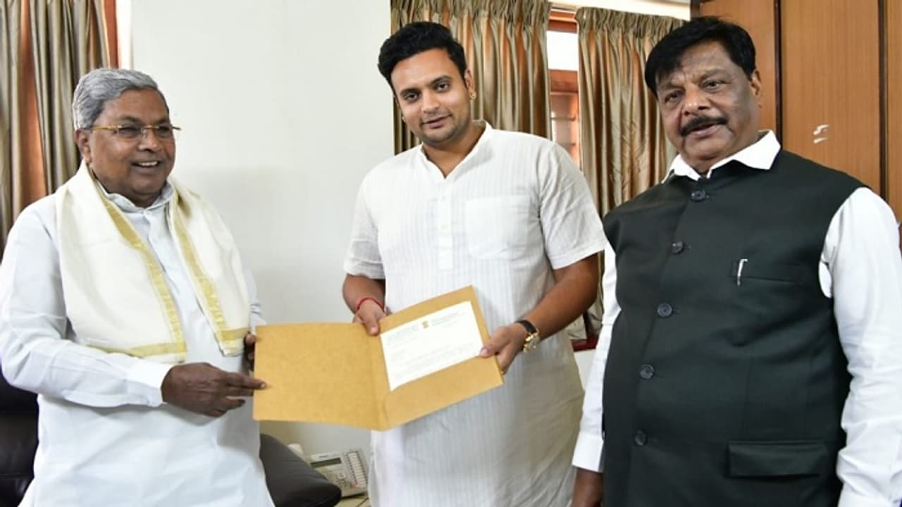 ಮೈಸೂರಲ್ಲಿ ಕ್ರಿಕೆಟ್ ಸ್ಟೇಡಿಯಂಗೆ ಜಾಗ ಕೊಡಿ: ಸಂಸದ ಯದುವೀರ್ ಮನವಿಗೆ ಸಿಎಂ ಸ್ಪಂದನೆ ಮೈಸೂರಲ್ಲಿ ಕ್ರಿಕೆಟ್ ಸ್ಟೇಡಿಯಂಗೆ ಜಾಗ ಕೊಡಿ: ಸಂಸದ ಯದುವೀರ್ ಮನವಿಗೆ ಸಿಎಂ ಸ್ಪಂದನೆ