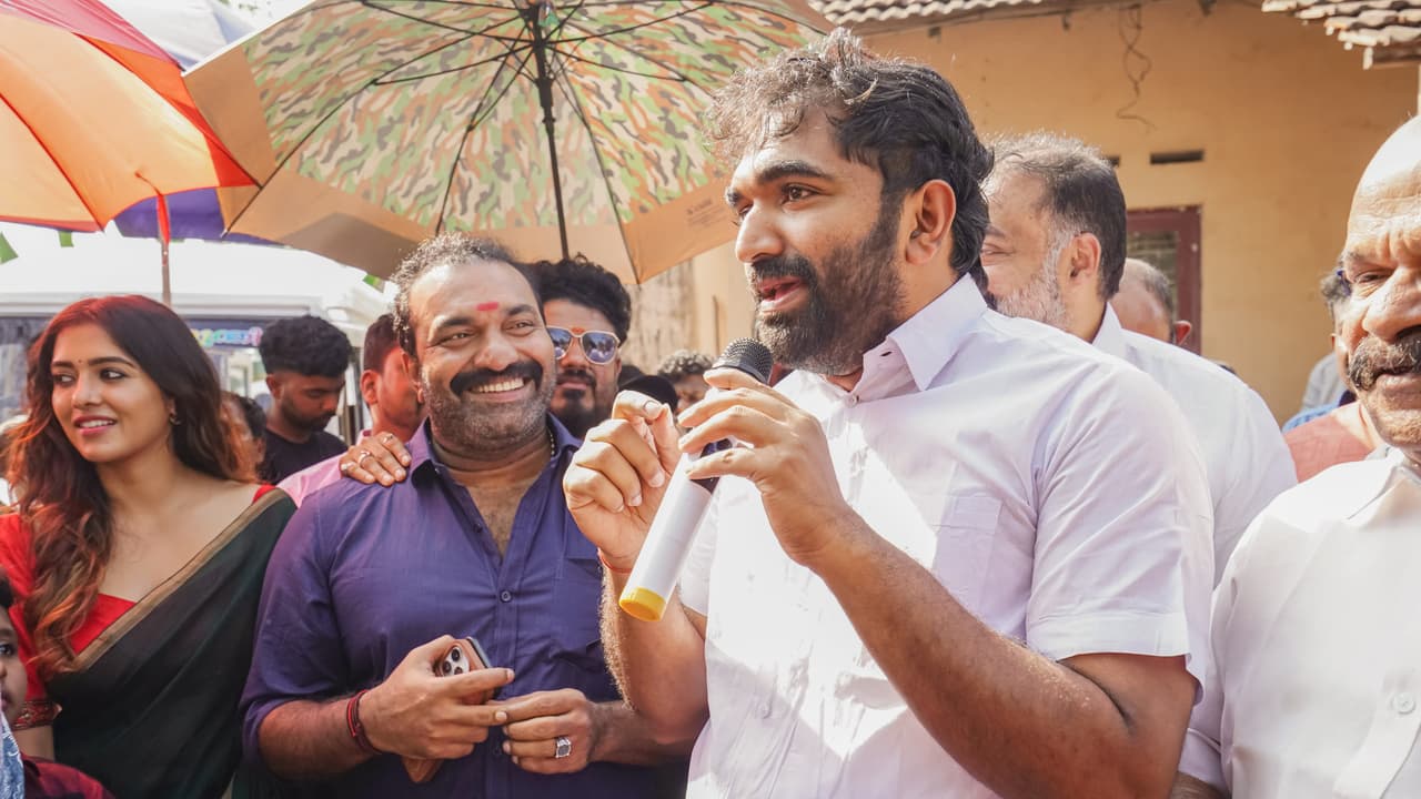 'അപ്പയെ അനുകരിക്കുന്നത് നിര്ത്തരുത്': കോട്ടയം നസീറിനെ ചേര്ത്ത് പിടിച്ച് ചാണ്ടി ഉമ്മന് പറഞ്ഞു ! 'അപ്പയെ അനുകരിക്കുന്നത് നിര്ത്തരുത്': കോട്ടയം നസീറിനെ ചേര്ത്ത് പിടിച്ച് ചാണ്ടി ഉമ്മന് പറഞ്ഞു !