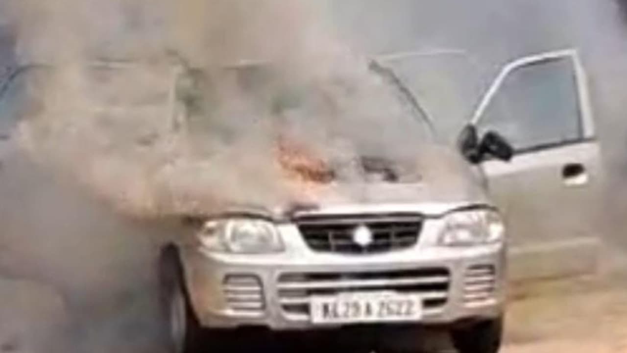 ഓടിക്കൊണ്ടിരുന്ന ആൾട്ടോ കാറിന്‍റെ എഞ്ചിനിൽ നിന്ന് പുക, ആലപ്പുഴയിൽ ഓടിക്കൊണ്ടിരുന്ന കാറിന് തീപിടിച്ചു