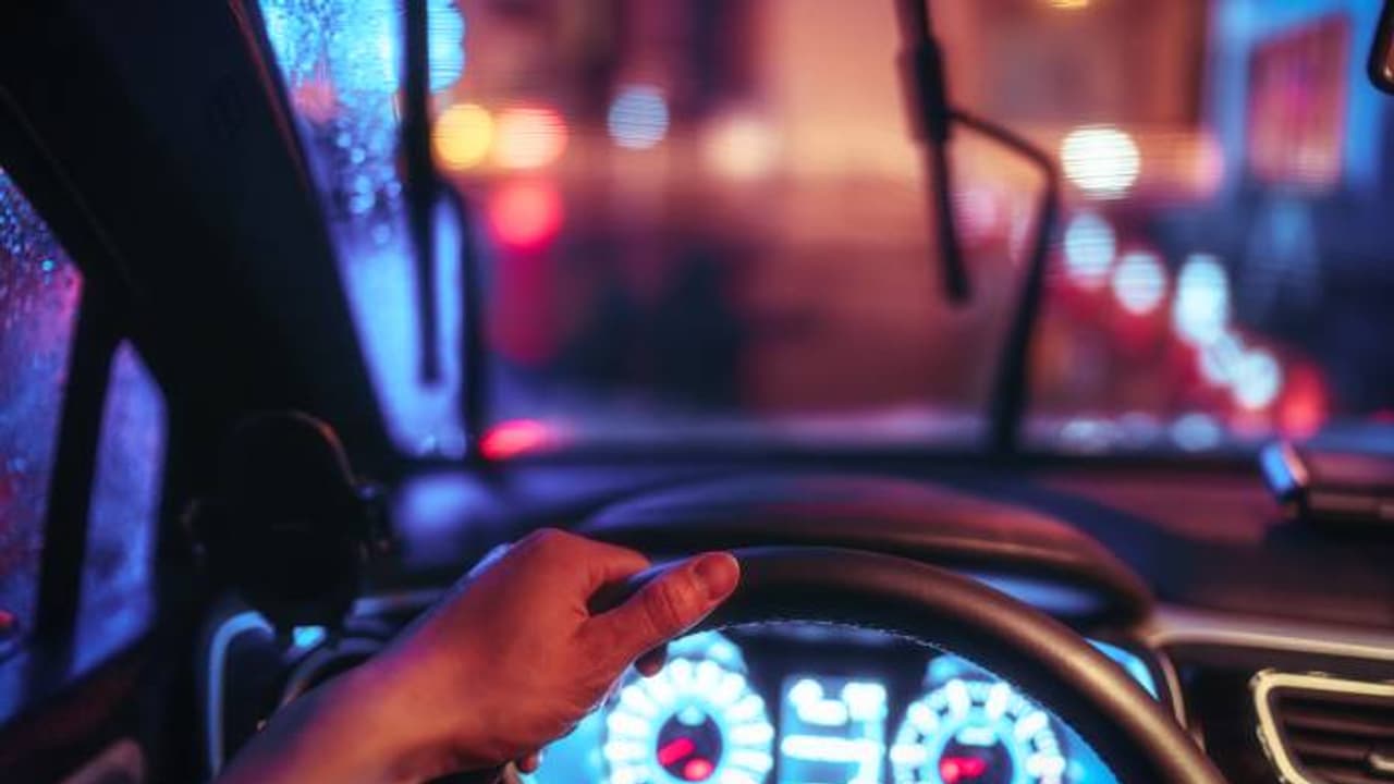 മദ്യപിച്ച് യാത്ര ചെയ്യവേ കാമുകിയുടെ കാറിൽ നിന്ന് വീണുമരിച്ചു; 70 ലക്ഷം നഷ്ടപരിഹാരം വേണമെന്ന് ഭാര്യ മദ്യപിച്ച് യാത്ര ചെയ്യവേ കാമുകിയുടെ കാറിൽ നിന്ന് വീണുമരിച്ചു; 70 ലക്ഷം നഷ്ടപരിഹാരം വേണമെന്ന് ഭാര്യ