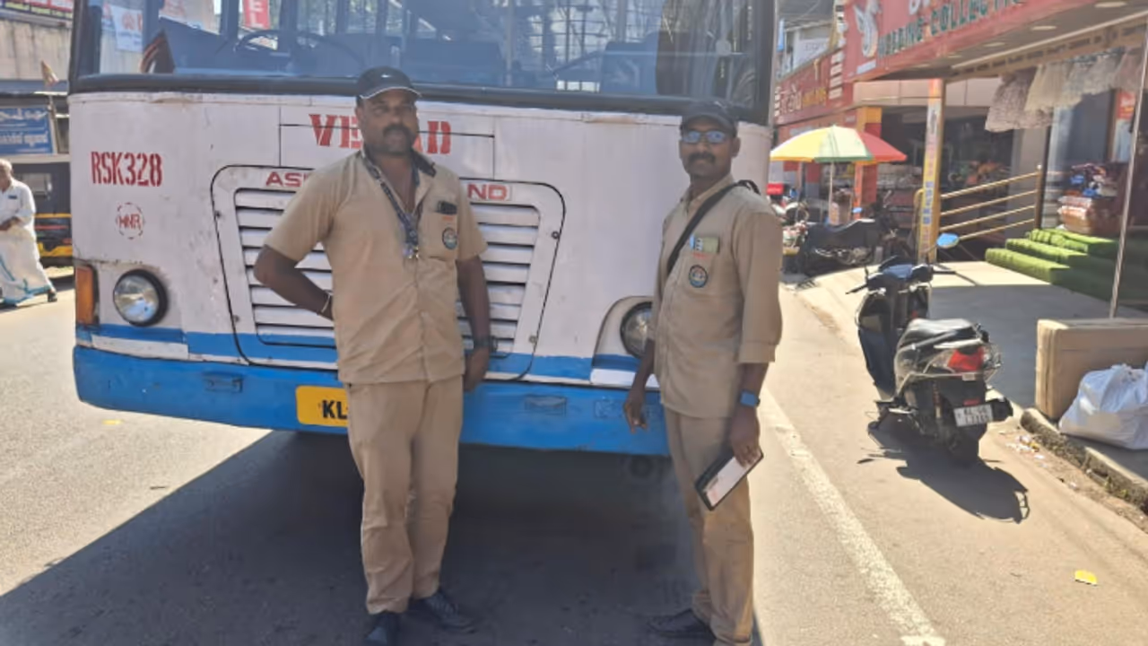 മൂന്നാർ കുയിലിമല ബസിൽ യാത്ര ചെയ്യവേ 58 കാരന് നെഞ്ച് വേദന, ആശുപത്രിയിലേക്ക് പാഞ്ഞ് KSRTC, രക്ഷകരായി ജീവനക്കാർ