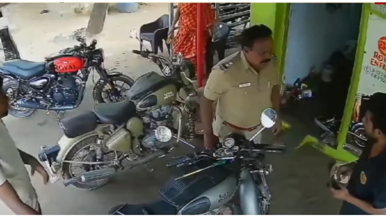 ಬೈಕ್ ರಿಪೇರಿ ಮಾಡಬೇಕಷ್ಟೆ, ಹಣ ಕೇಳುವಂತಿಲ್ಲ; ಮೆಕ್ಯಾನಿಕ್‌ಗೆ ಬೆದರಿಕೆ ಹಾಕಿದ್ದ ಎಸ್‌ಐ ಸಸ್ಪೆಂಡ್