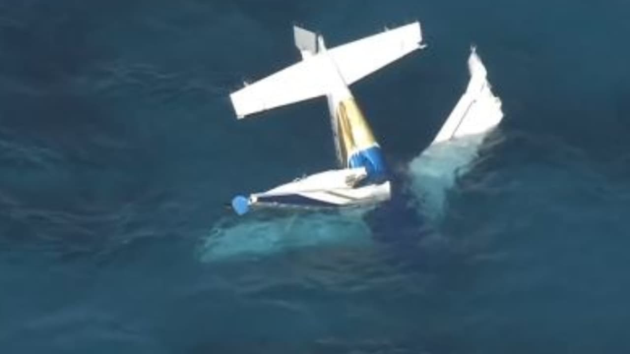 ടേക്ക് ഓഫിനിടെ ചുണ്ണാമ്പ് കല്ലിൽ തട്ടി കടലിലേക്ക് കൂപ്പുകുത്തി ജല വിമാനം, മൂന്ന് പേർക്ക് ദാരുണാന്ത്യം ടേക്ക് ഓഫിനിടെ ചുണ്ണാമ്പ് കല്ലിൽ തട്ടി കടലിലേക്ക് കൂപ്പുകുത്തി ജല വിമാനം, മൂന്ന് പേർക്ക് ദാരുണാന്ത്യം