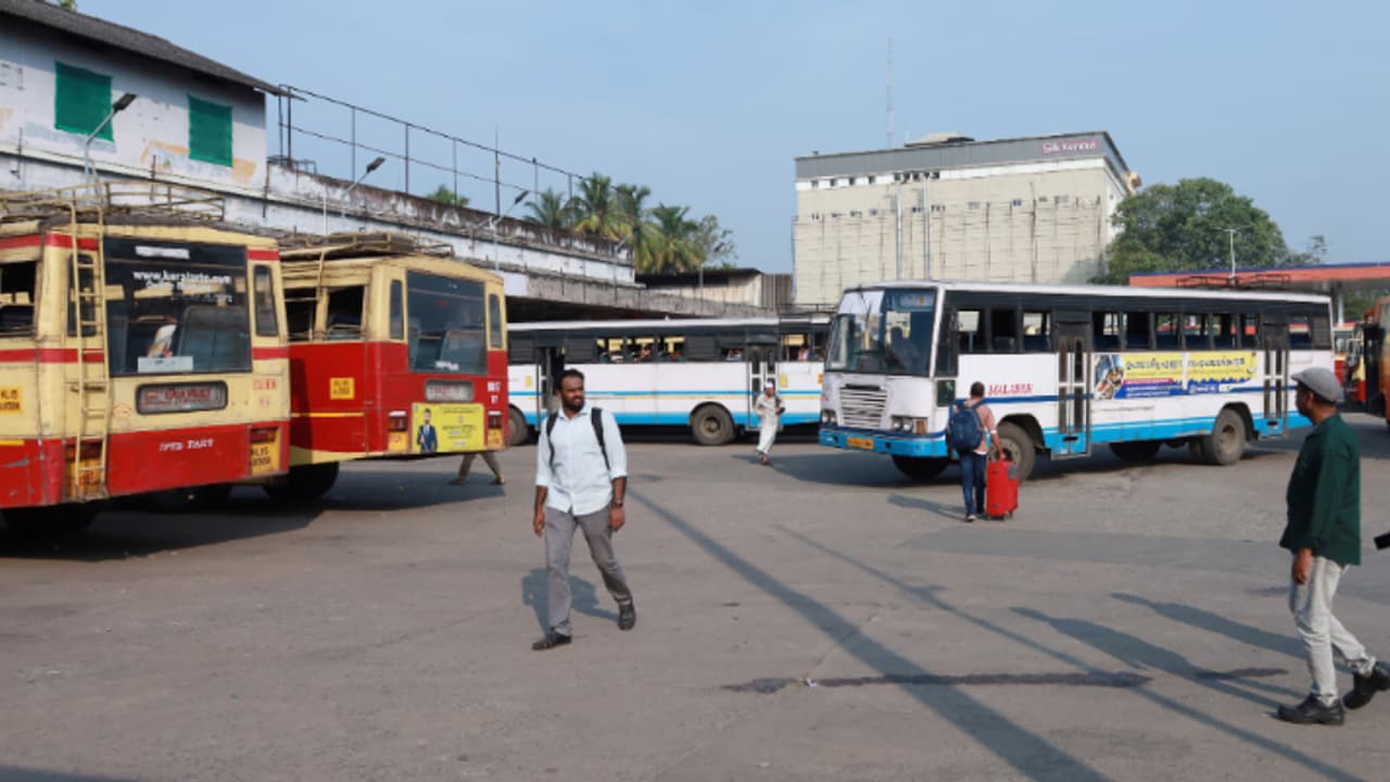 വീഴാറായ മേൽക്കൂരയും ഭിത്തിയും പൊട്ടിപ്പൊളിഞ്ഞ റോഡും, ഭാർഗവീനിലയം പോലെ തൃശൂര്‍ കെഎസ്ആര്‍ടിസി സ്റ്റാന്‍ഡ്