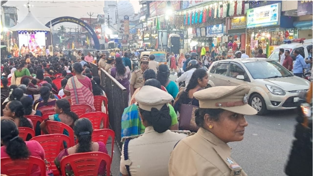 റോഡ് കയ്യേറി സ്റ്റേജ് കെട്ടി ഗതാഗതക്കുരുക്കുണ്ടാക്കി; എസ്പി ഉദ്ഘാടനം ചെയ്ത പരിപാടിക്കെതിരെ റിപ്പോർട്ട് തേടും റോഡ് കയ്യേറി സ്റ്റേജ് കെട്ടി ഗതാഗതക്കുരുക്കുണ്ടാക്കി; എസ്പി ഉദ്ഘാടനം ചെയ്ത പരിപാടിക്കെതിരെ റിപ്പോർട്ട് തേടും