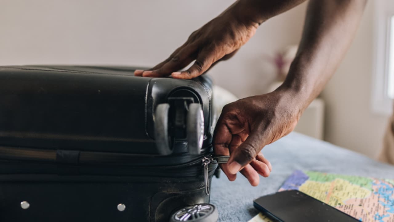 ഹോട്ടലിലെത്തിയത് ബാഗുമായി, ജീവനക്കാർക്ക് സംശയം; പൊലീസിലറിയിച്ചു, തുറന്നപ്പോൾ ഉള്ളിൽ വൻതോതിൽ മാരക മയക്കുമരുന്ന്