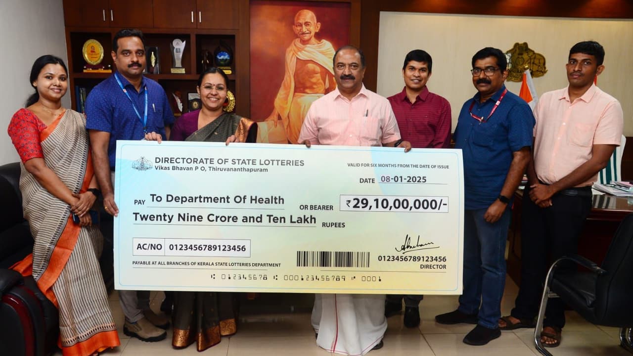 കാരുണ്യയ്ക്ക് ഭാഗ്യക്കുറി വകുപ്പിന്‍റെ 29 കോടി കൂടി; ഏറ്റുവാങ്ങി മന്ത്രി വീണ ജോർജ്