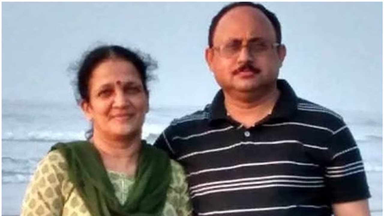 മകളെ യുഎസിലേക്ക് യാത്രയാക്കി, ക്ഷേത്രം ദർശനം കഴിഞ്ഞ് മടങ്ങിയ മലയാളി ദമ്പതികൾ കാറപകടത്തിൽ മരിച്ചു മകളെ യുഎസിലേക്ക് യാത്രയാക്കി, ക്ഷേത്രം ദർശനം കഴിഞ്ഞ് മടങ്ങിയ മലയാളി ദമ്പതികൾ കാറപകടത്തിൽ മരിച്ചു