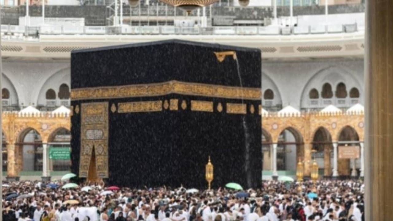 സൗദി അറേബ്യയിൽ കനത്ത മഴ; റോഡുകളിൽ വെള്ളക്കെട്ട്, ജാഗ്രതാ നിർദ്ദേശം