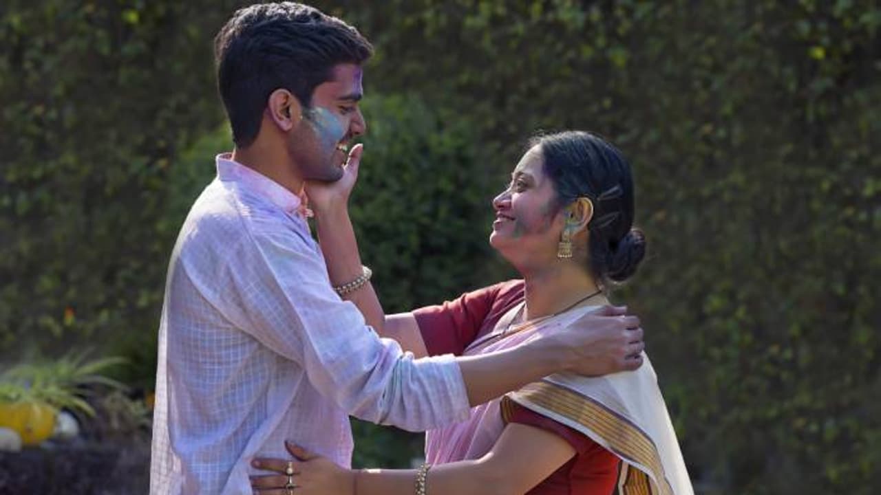 20 കളിൽ മാതാപിതാക്കളോടൊപ്പം കഴിയുന്നത് തോൽവിയാണോ? അതോ സാമ്പത്തികഭദ്രതയോ? ചർച്ചയായി പോസ്റ്റ്